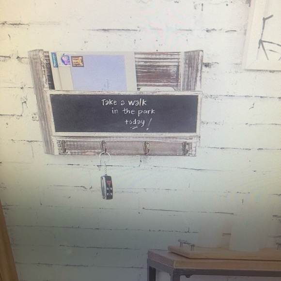 Mail holder organizer with key hooks new in box includes chalk - Picture 2 of 3